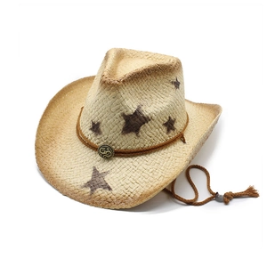 Dettaglio di cappello da cowboy in paglia con stelle dipinte e cinturino con fibbia retro