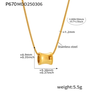 Macro-detail van de gouden roestvrijstalen ketting met cilinderhanger en afmetingen