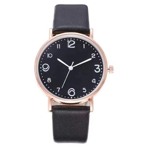 Montre à quartz minimaliste avec boîtier or rose, cadran noir et bracelet en cuir