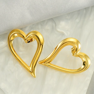Boucles d'oreilles cœur en acier titane doré poli avec design évidé minimaliste