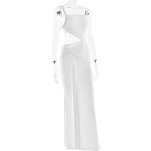 Détails de la robe maxi blanche avec découpe à la taille et silhouette drapée