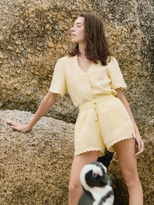Ensemble d'été pour femmes avec haut col V et short à bordure festonnée jaune clair