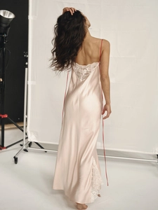 Vue détaillée du dos d'une robe nuisette en satin rose avec bordure en dentelle blanche