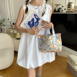 Gros plan du sac cabas en toile à fleurs vintage avec étiquette de marque Love Sozakka