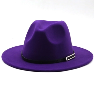 Détail d'un chapeau fedora en feutre violet avec ceinture noire et boucle en métal argenté