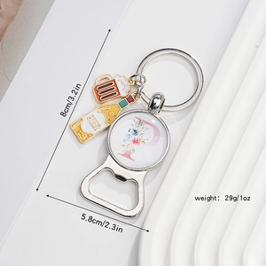 Detail van flesopener sleutelhanger met bloemige letter P en bierbedels, 8cm groot