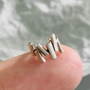 Earcuff geométrico irregular plateado con diseño de racimo moderno y minimalista
