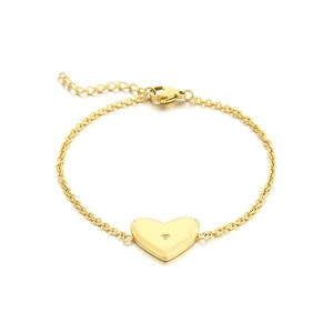 Bracelet cœur doré élégant avec cristal étincelant sur une chaîne polie fine