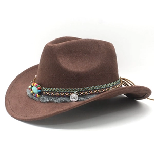 Détail du chapeau de cowboy en daim avec bande tressée, perle turquoise et breloques argent