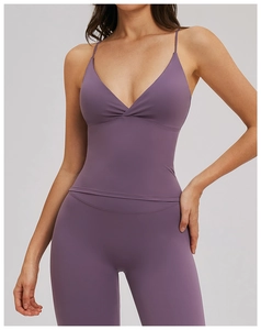 Détail de l'ensemble de yoga violet avec haut à bretelles fines et legging taille haute