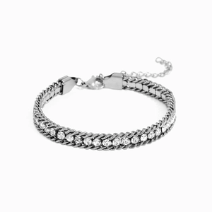 Détail d'un bracelet cubain en acier inoxydable argenté avec zircons et fermoir mousqueton