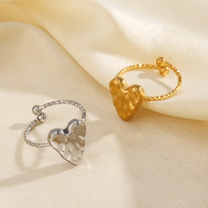 Anello aperto a cuore martellato in finitura oro e argento con dettaglio a corda