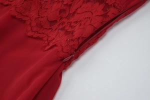 Détail de la dentelle rouge et de la fermeture éclair invisible sur une robe courte chic