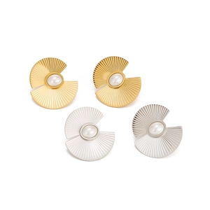 Radial fan-shaped titanium steel pearl earrings with 18k gold plating in gold and silver