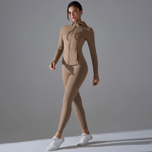 Dettaglio completo del set da yoga marrone terra con giacca con zip e leggings a vita alta