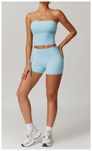 Détail de l'ensemble fitness bleu clair avec short taille haute et haut court brossé