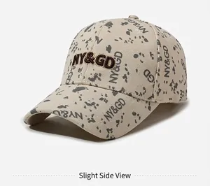 Vue latérale d'une casquette beige avec broderie NY&GD et détails d'imprimés complets.