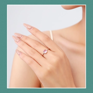 Minimalistischer S925 Silberring mit quadratischem rosa Gradient-Edelstein am Finger