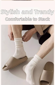 Gros plan de chaussettes blanches côtelées à logo avec des sandales à semelles épaisses