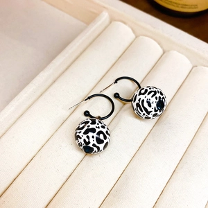 Boucles d'oreilles rétro à imprimé léopard avec perles en bois et créoles noires