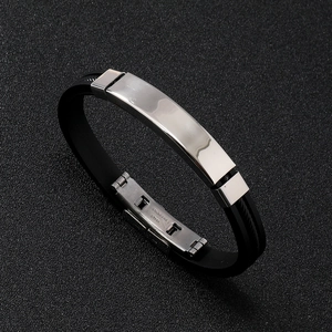 Détail de la plaque en acier inoxydable et du fermoir sur un bracelet homme en caoutchouc noir