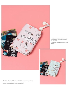 Détail d'un porte-cartes de dessin animé mignon en cuir rose et bleu à bords ondulés