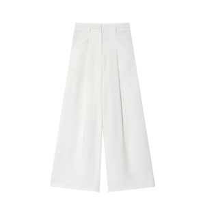 Détail du pantalon blanc taille haute à doubles plis avec une finition drapée élégante