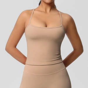 Dettaglio del reggiseno sportivo nude con spalline sottili incrociate e leggings yoga