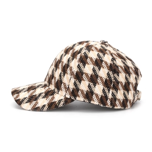Détail de la casquette de baseball à motif pied-de-poule avec texture tissée
