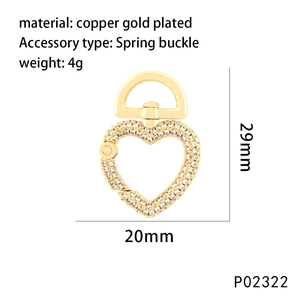 Détail du fermoir à ressort en forme de cœur en cuivre doré avec pavé de zircons