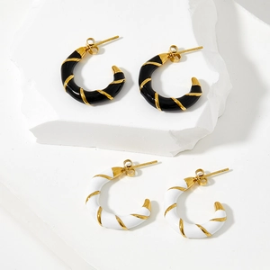 Französischer Stil gedrehte Emaille-Ohrringe in Schwarz und Weiß mit Gold-Finish