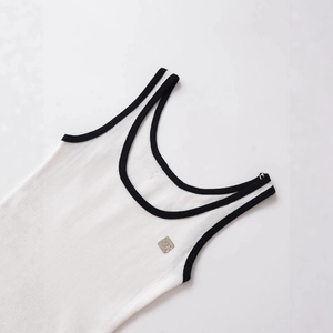 Weißes geripptes Tanktop mit schwarzem Saum und quadratischem Metallemblem