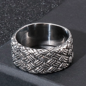 Gros plan sur la texture tressée vintage et la finition argentée de cette bague homme