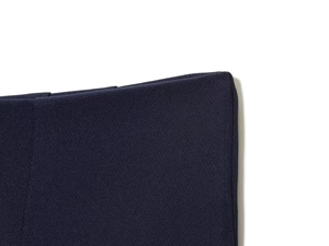 Vue macro détaillée du pantalon bleu marine montrant le tissu de qualité et la couture fine