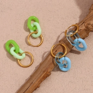 Dettaglio di orecchini a catena in acrilico colorato con cerchi in metallo placcato oro 18K