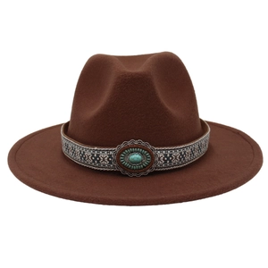 Détail de la bande tressée ethnique avec pierre turquoise sur un chapeau fedora marron