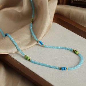 Collier de perles rétro de luxe avec pierres naturelles bleues et accents dorés