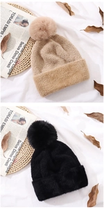 Détail de bonnets en tricot chaud avec pompon en fausse fourrure et bord pelucheux