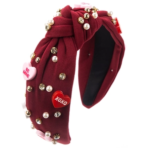 Détail de serre-tête bordeaux avec perles, strass et breloques en forme de cœur Be Mine