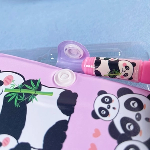 Detail eines rosa Panda-Mini-Notizbuchs mit Druckknopfverschluss und passendem Stift