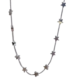 Collier minimaliste à pendentifs étoiles en argent avec chaîne métallique chic