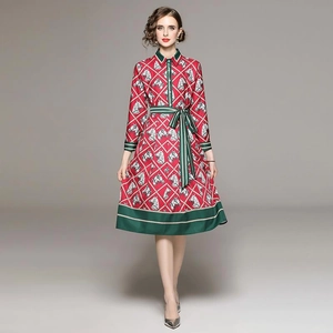 Robe midi femme à manches longues avec imprimé cheval rouge et vert et ceinture ajustée