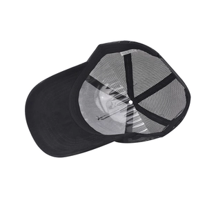 Dettagli interni di un cappellino trucker nero con cuciture ed etichette
