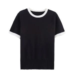Gebreid T-shirt voor dames met korte mouwen en witte contrastrand op zwarte ronde hals