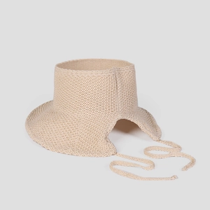 Detail eines beigen Stricksonnenhutes mit langen Bändern und atmungsaktiver offener Rückseite