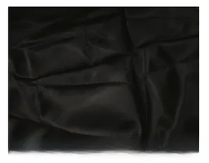 Gros plan sur les coutures parallèles rigoureuses de la doublure noire du chapeau d'hiver