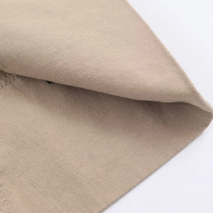 Macro del tessuto twill kaki di una gonna midi che mostra la trama e le fibre di qualità