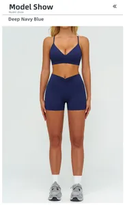 Dettaglio del set yoga blu scuro con reggiseno sportivo a V e pantaloncini a vita alta