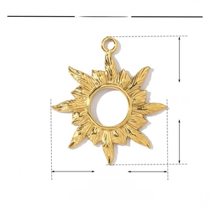 Dettaglio del ciondolo a sole in acciaio inossidabile dorato con misure 28mm x 23mm
