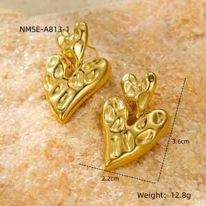 Boucles d'oreilles double cœur plaquées or 18K avec texture martelée et dimensions